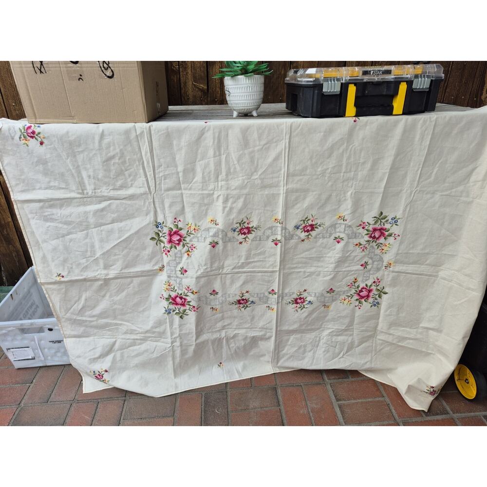 💥 Vintage Floral Cross Stitch Embroidery Crochet Detail Tablecloth 54 x 72